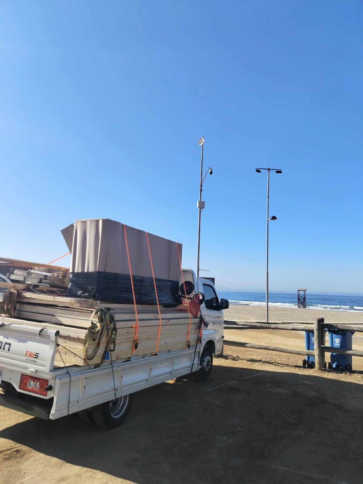 Camión de Transportes Obelisco cargado frente a la costa