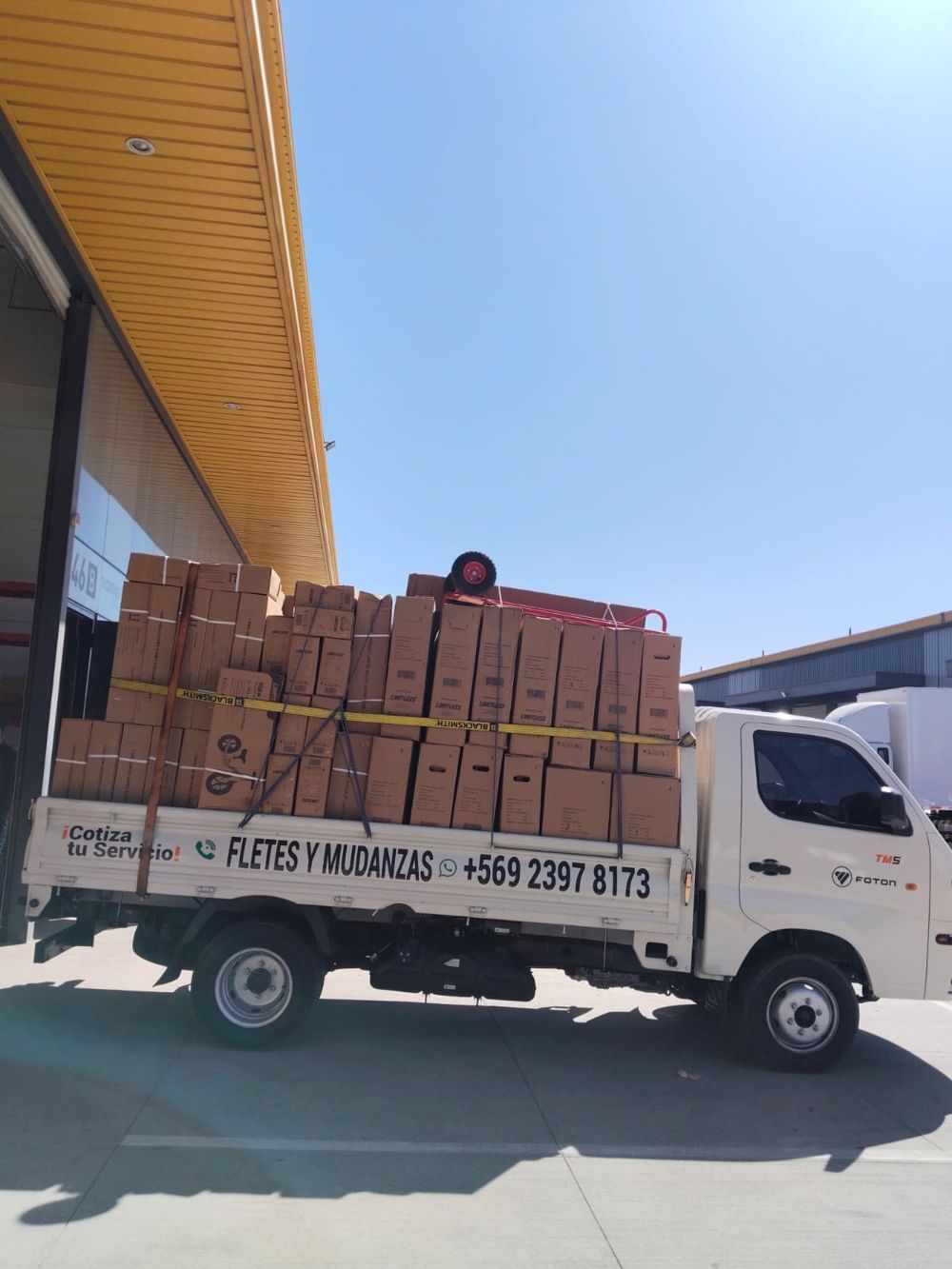 Camión cargado con cajas para reparto