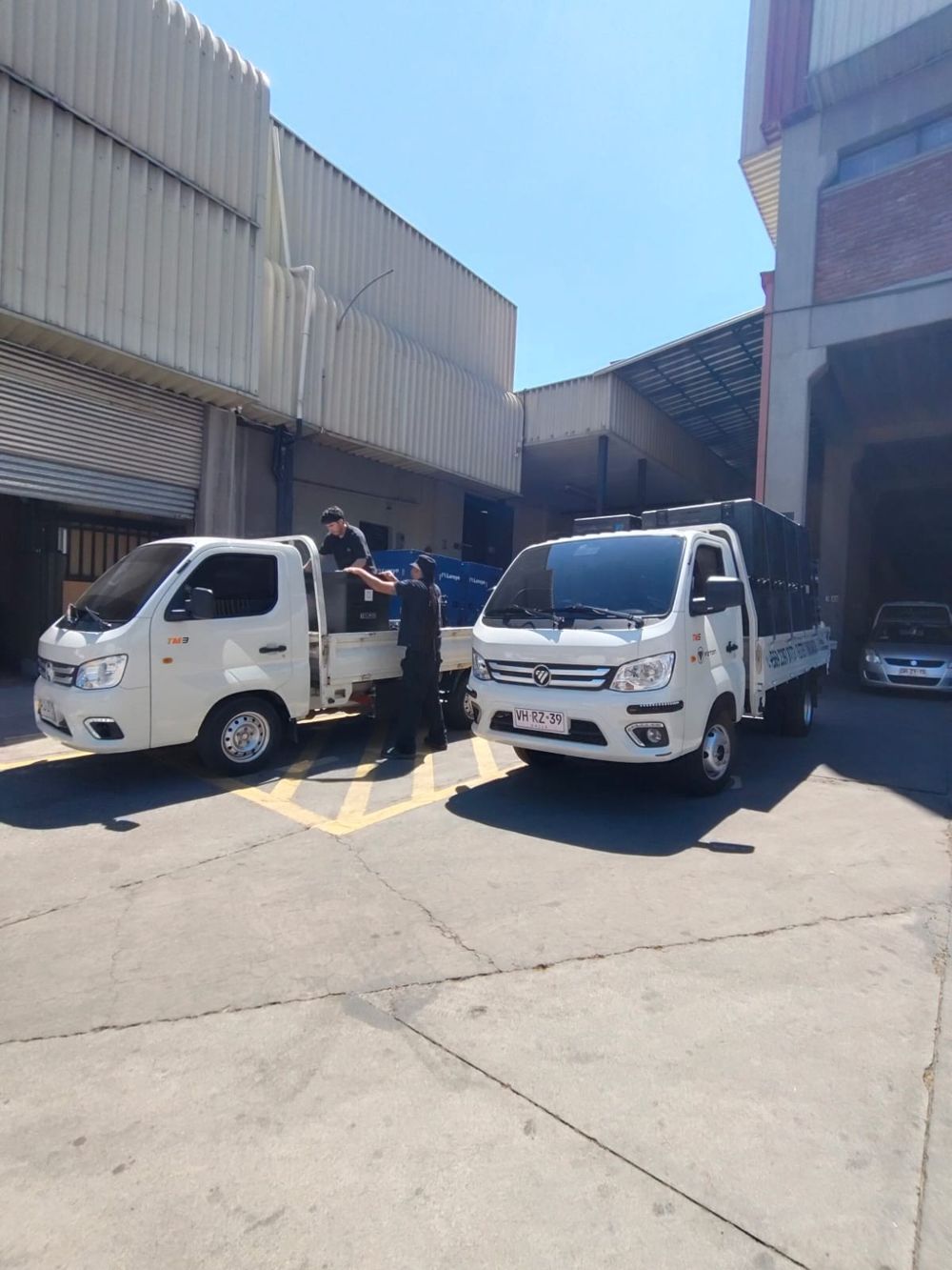 Dos camiones de Transportes Obelisco